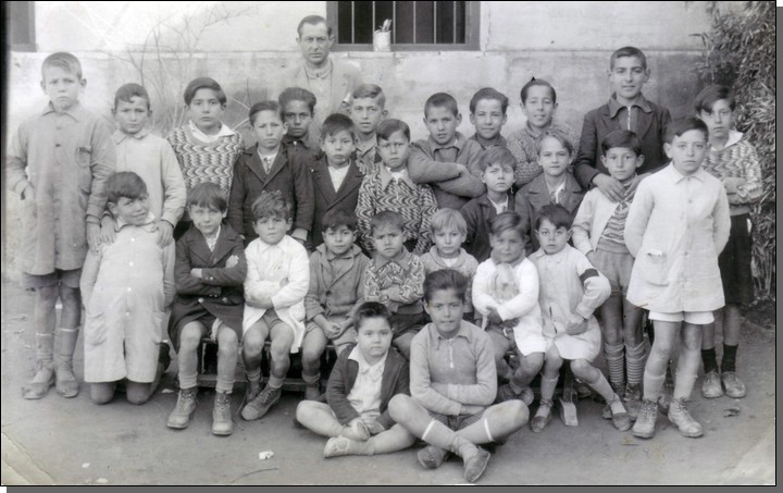 Don Modoaldo Garrido, maestro de Rafael, con sus alumnos, 1935