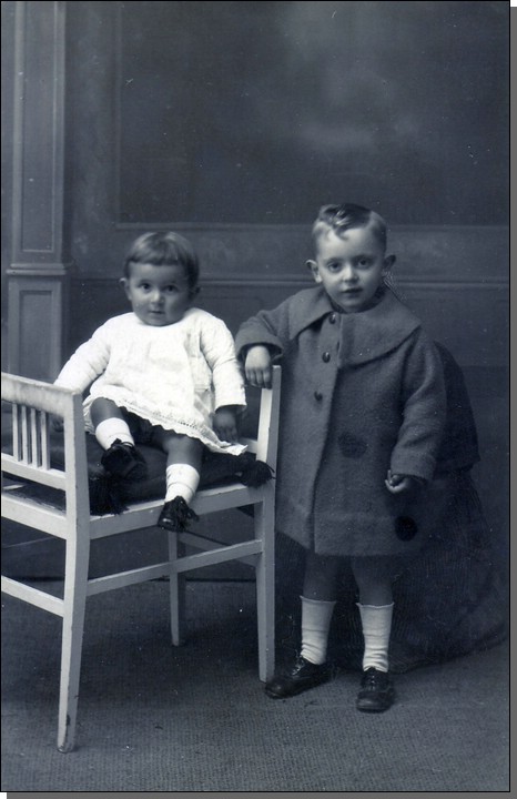 Rafael con su hermano Lus, ca. 1924