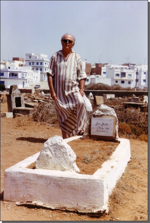 Rafael junto a la tumba de Jean Genet, Larache, 1990