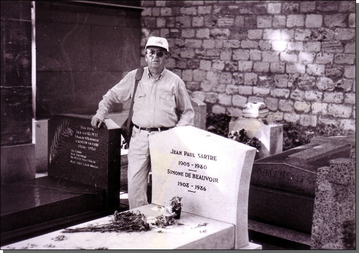 Rafael junto a la tumba de Sartre y Beauvoir, Pars, 1992