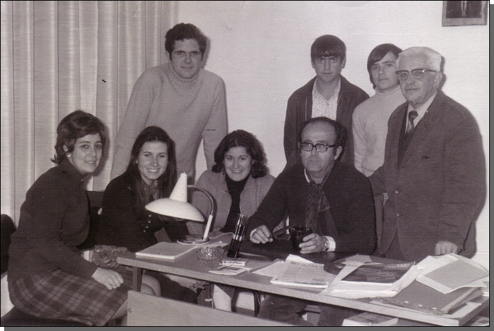 Rafael y otros profesores y alumnos del colegio Virgen de Linares, ca. 1973