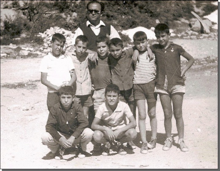 Rafael y sus alumnos en las colonias de Fuengirola