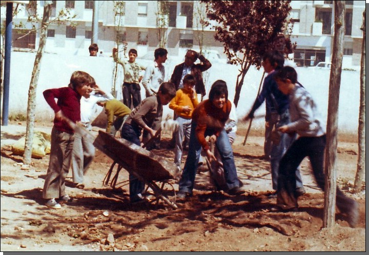 Rafael, Juan Carlos Vzquez y alumnos del colegio Virgen de Linares, 1975
