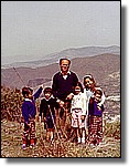 iRafael con los hijos de Fernando Morillo y Ana Ballesta, y de Jos Lus Prez Armero, 1984.jpg